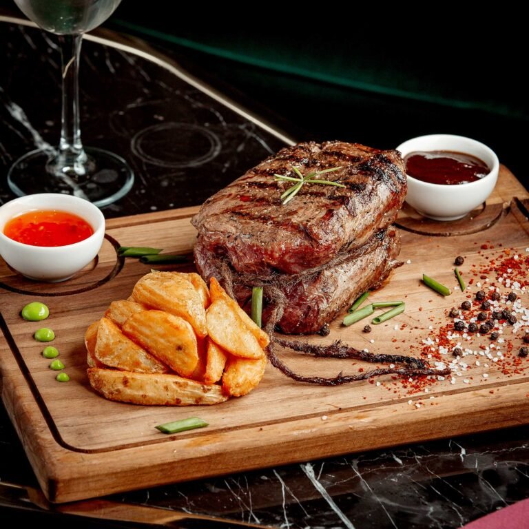 Corte de carne con papas fritas